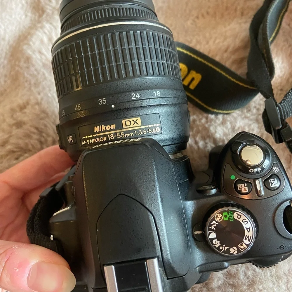Nikon D60 10.2MP Digital SLR Camera w/ 18-55mm Lens MH-23 Charger & Lowepro Case